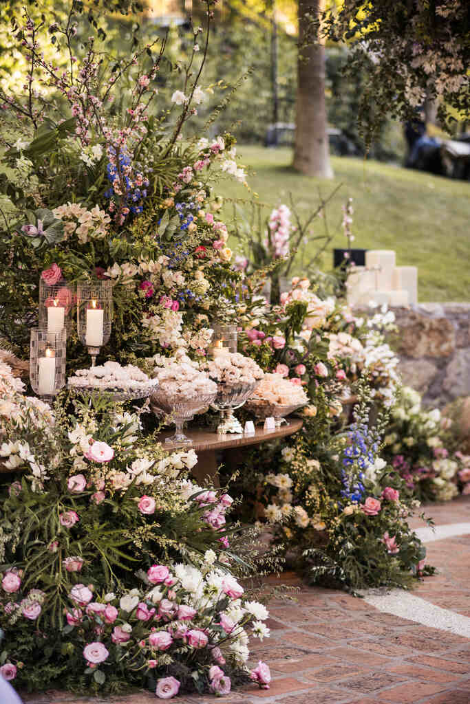 mesa com doces decorado com flores