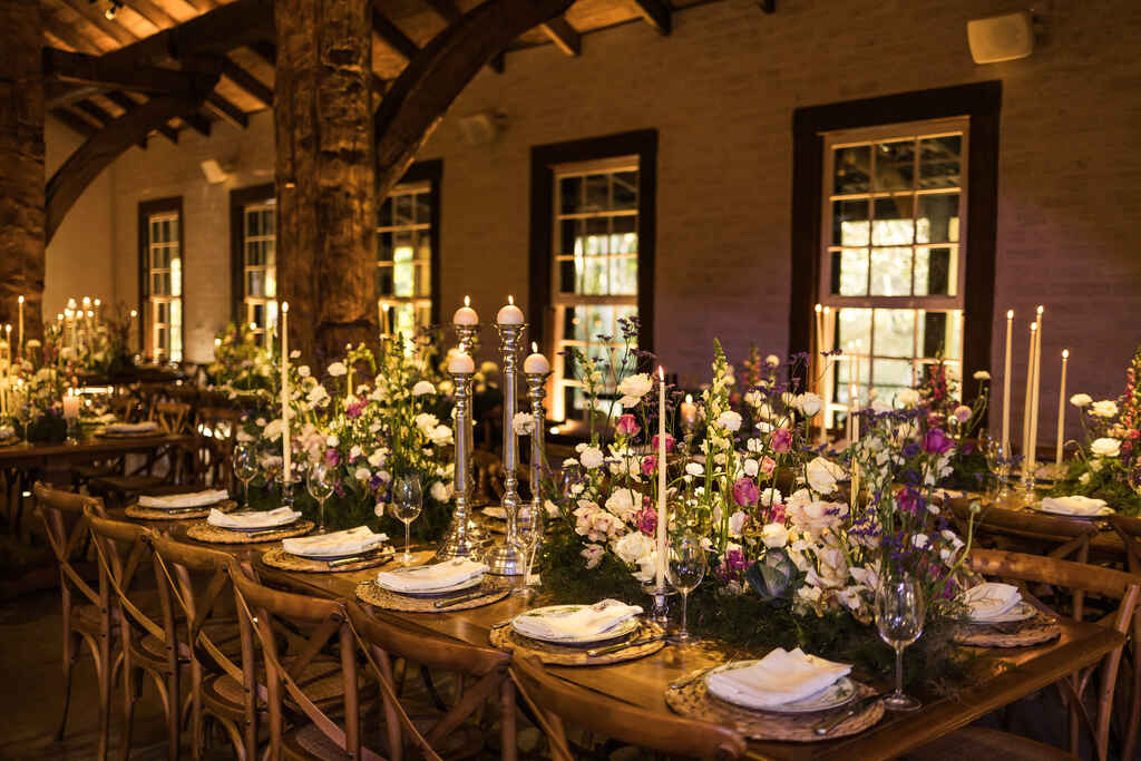 mesa posta com flores e velas no centro