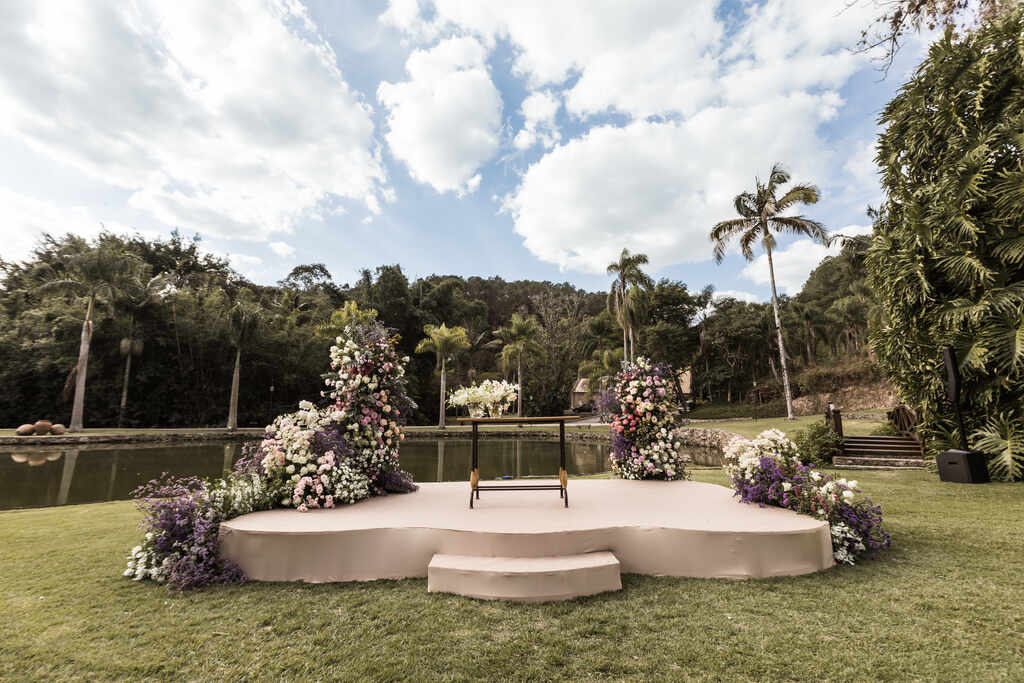 altar de casamento romântico com flores lilas, rosa e branco