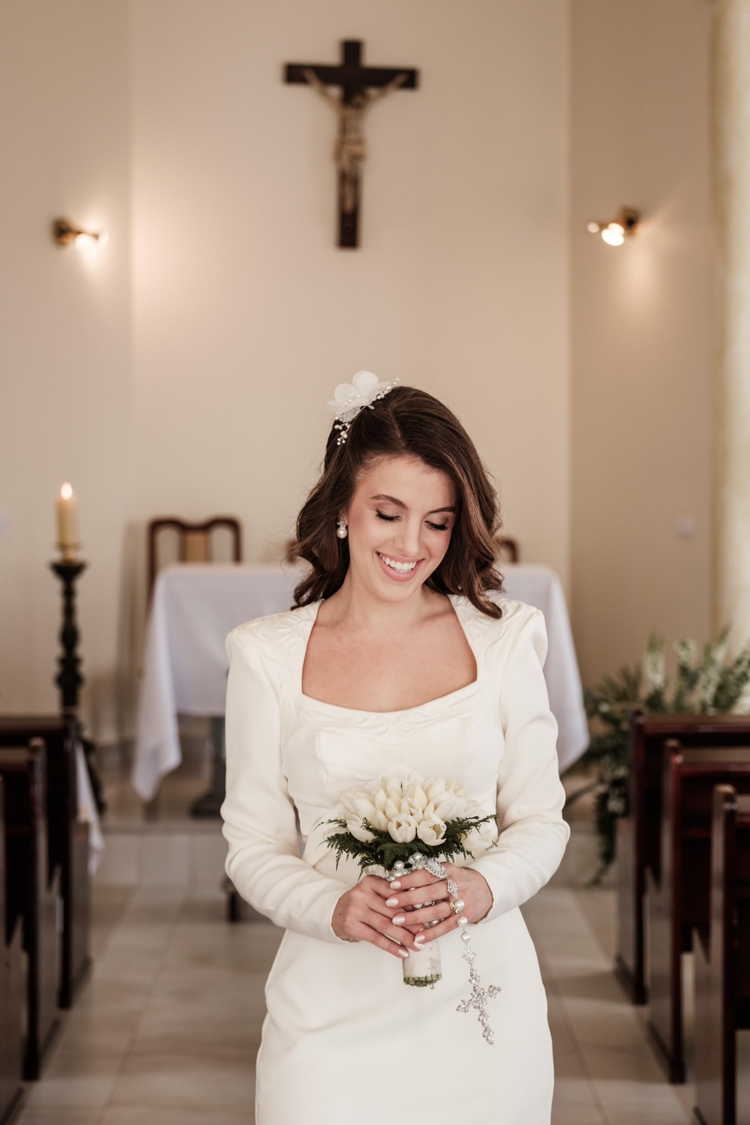 mulher com vestido de noiva modesto na igreja