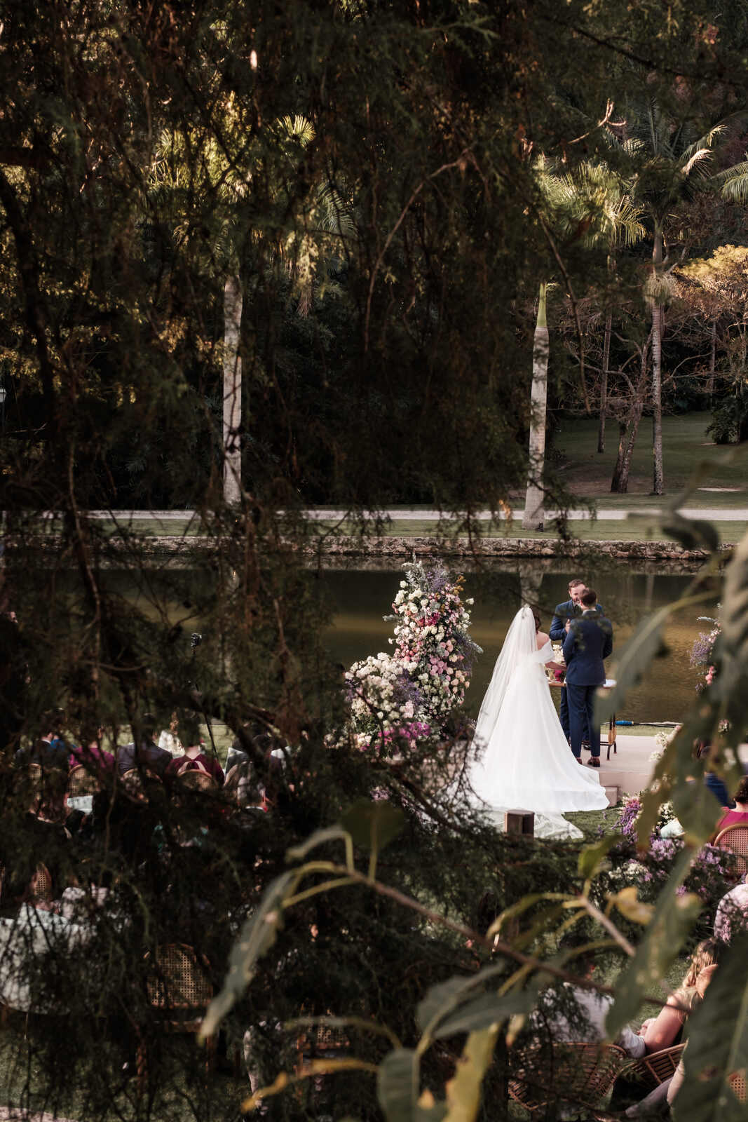 ceirmonia de casamento em frente ao lago