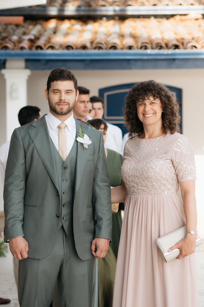 entrada do noivo e mãe com vestido claro