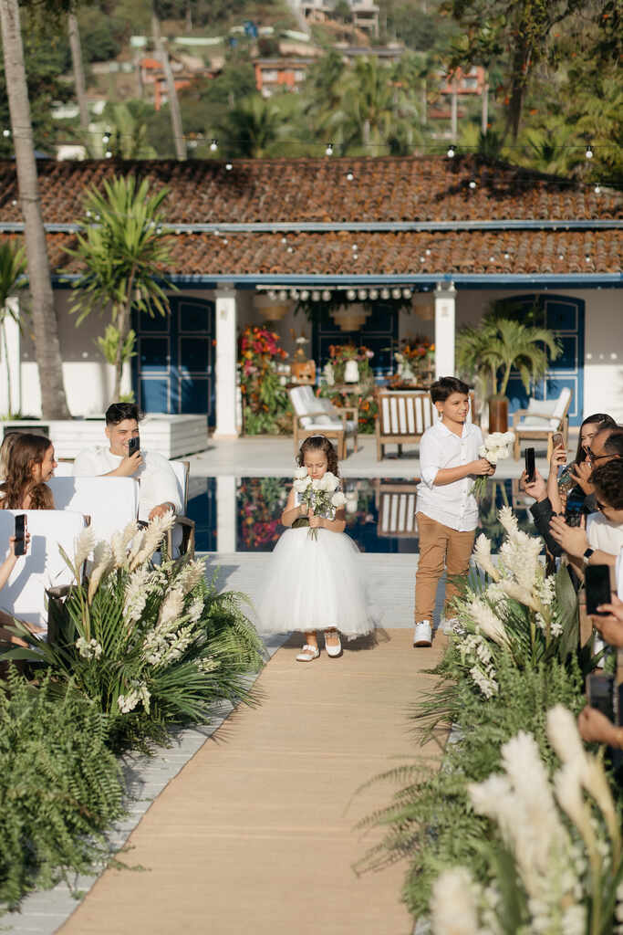 entrada da daminahe pajem levando flores