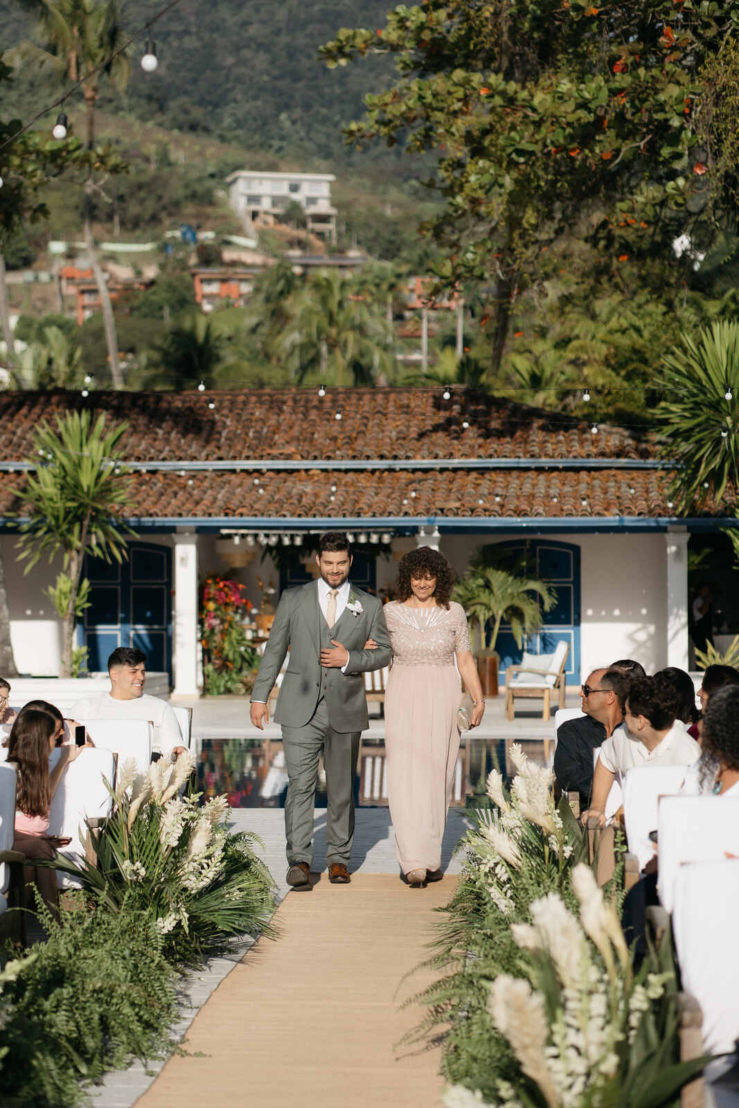 entrada do noivo e mãe com vestido claro