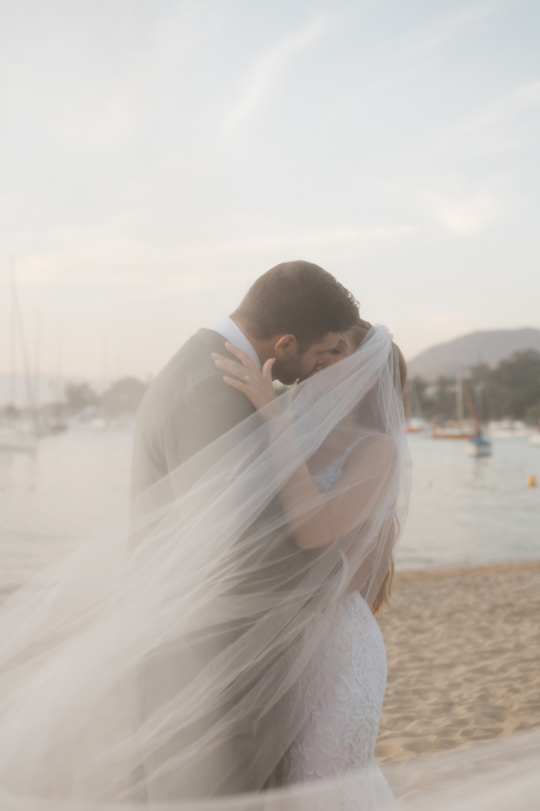 noivos se beijando na praia