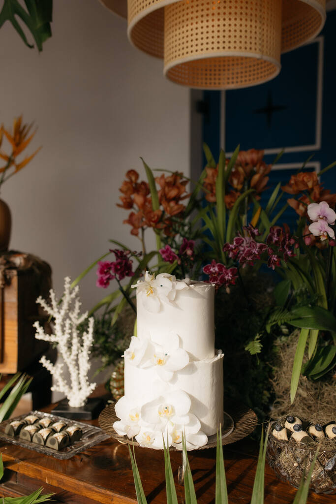 bolo de casamento branco com orquideas