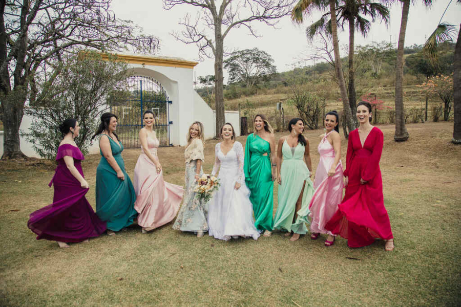 Madrinhas esbanjam cores em casamento na fazenda