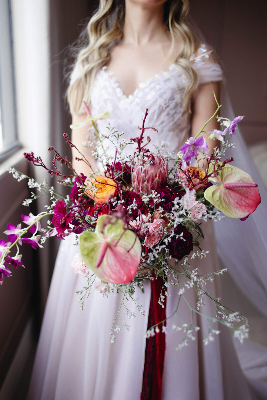 noiva com buquê com flores rosas