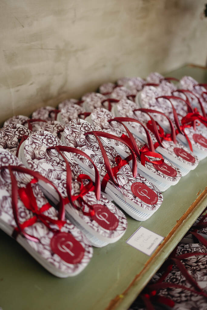 chinelo branco e rosa para lembrancinha de casamento