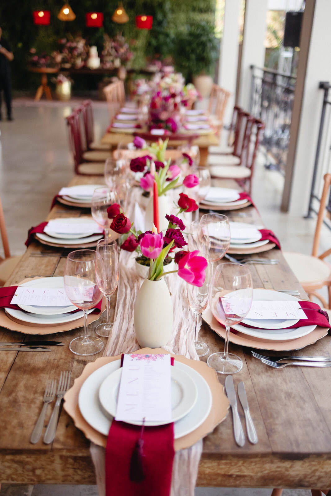 mesa posta com flores rosas e vermelhas