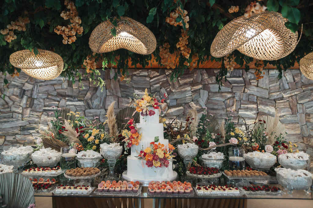 mesa com bolo de casamento