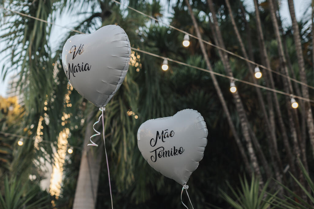 balões brancos em forma de coração para homenagem de casamento