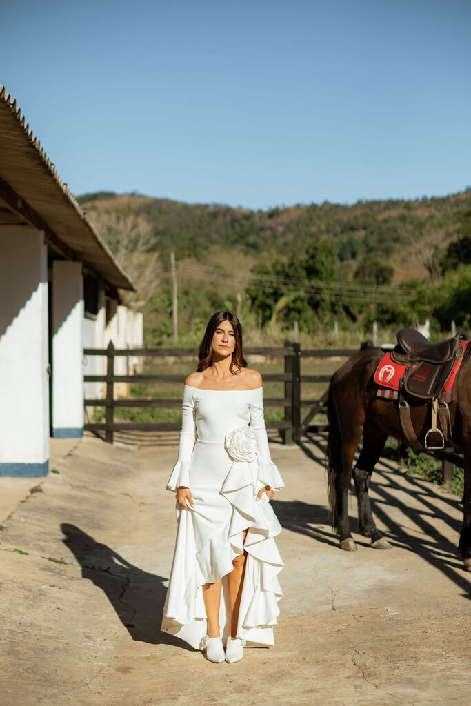 noiva com vestido com babado ao lado de cavalo