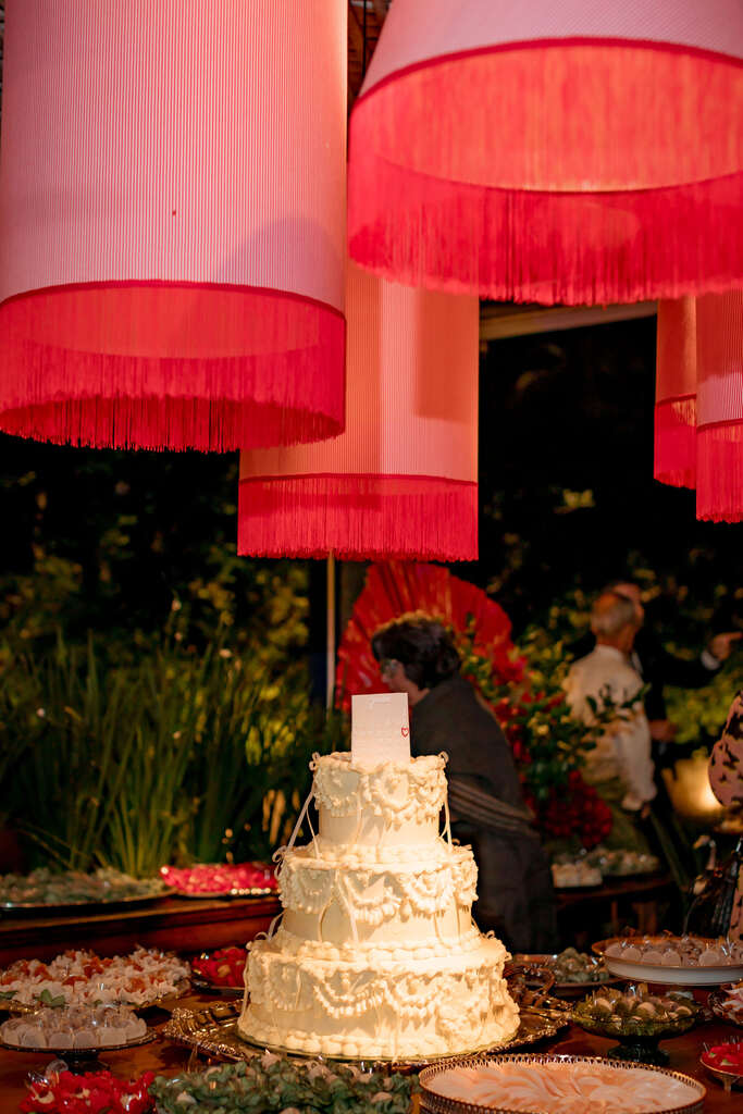 mesa com bolo de casamento