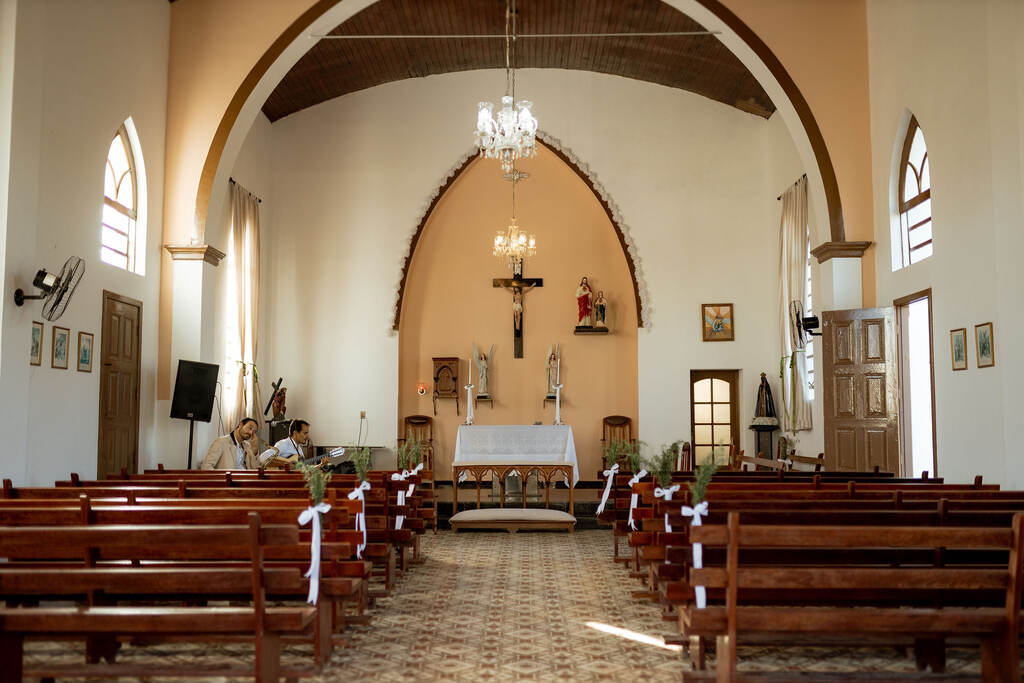 igreja com decoração simples para casamento