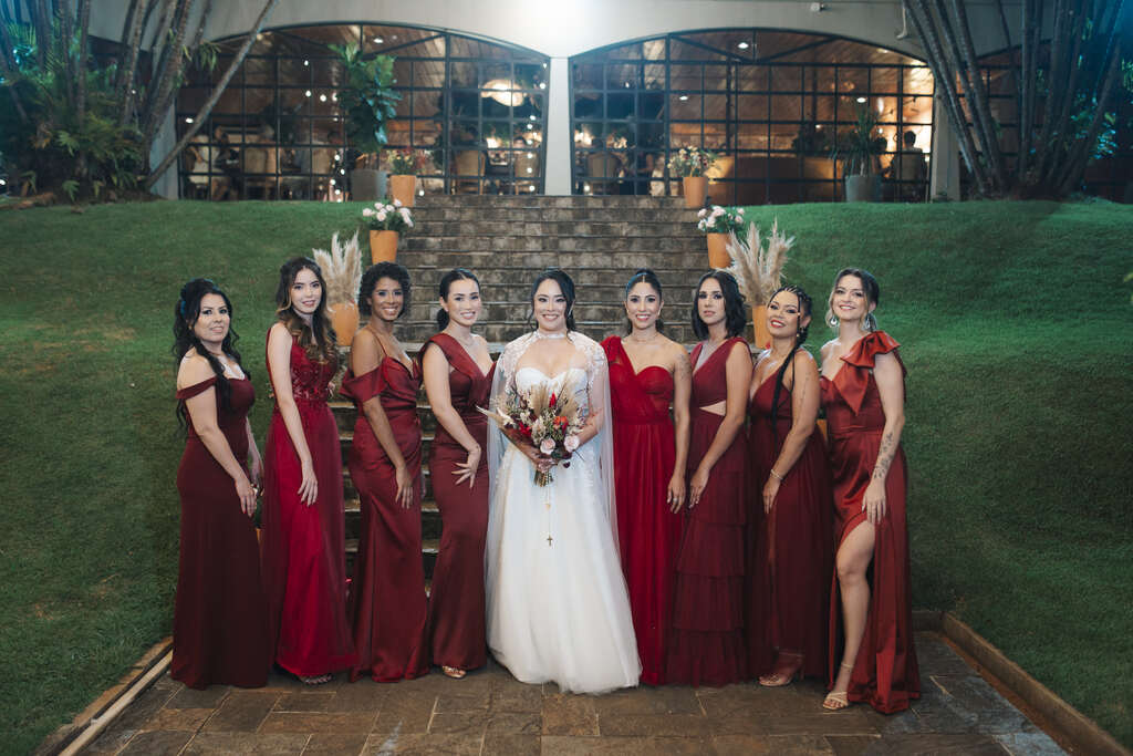 noiv ao lado de madrinhas com vestidos marsala