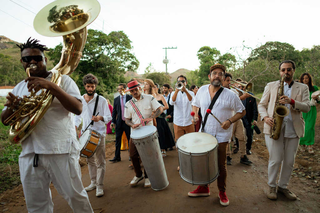 banda tocando na rua