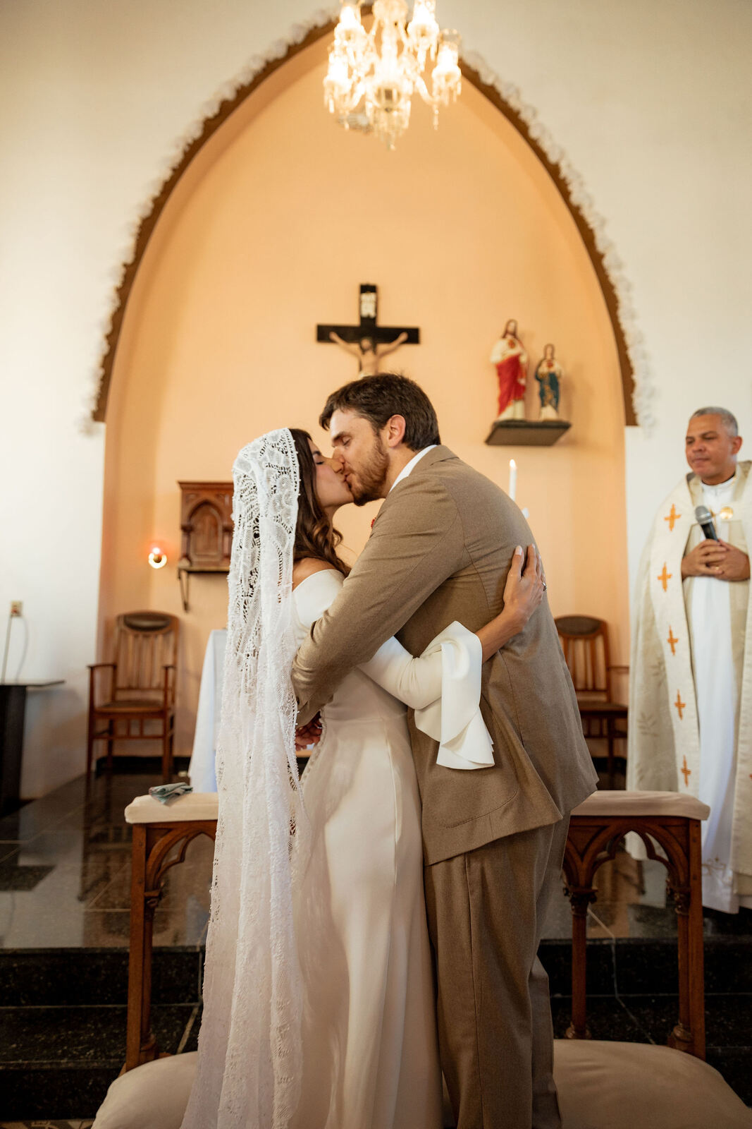 noivos se beijando na igreja