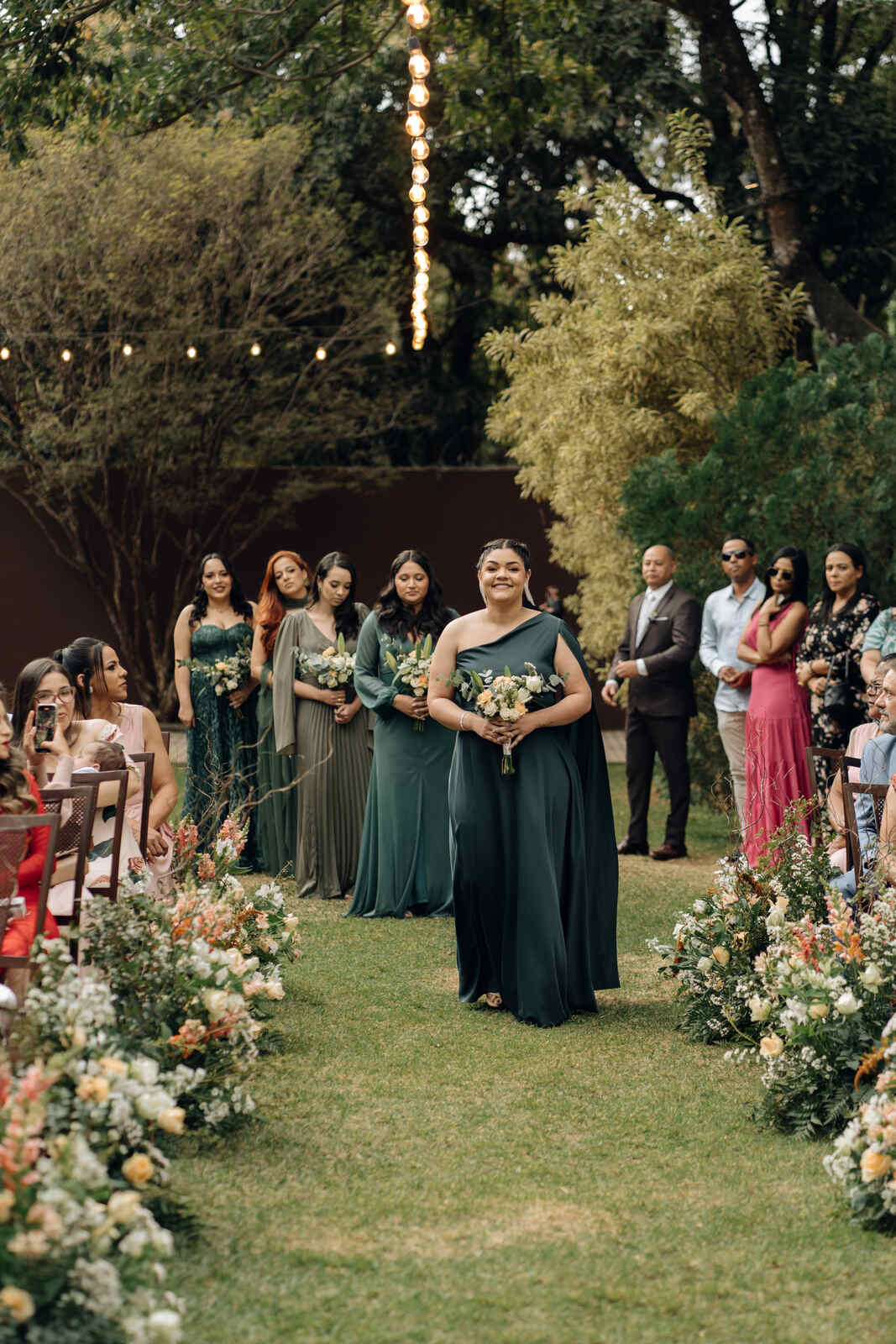 entrada das demoiselles com vestidos verdes