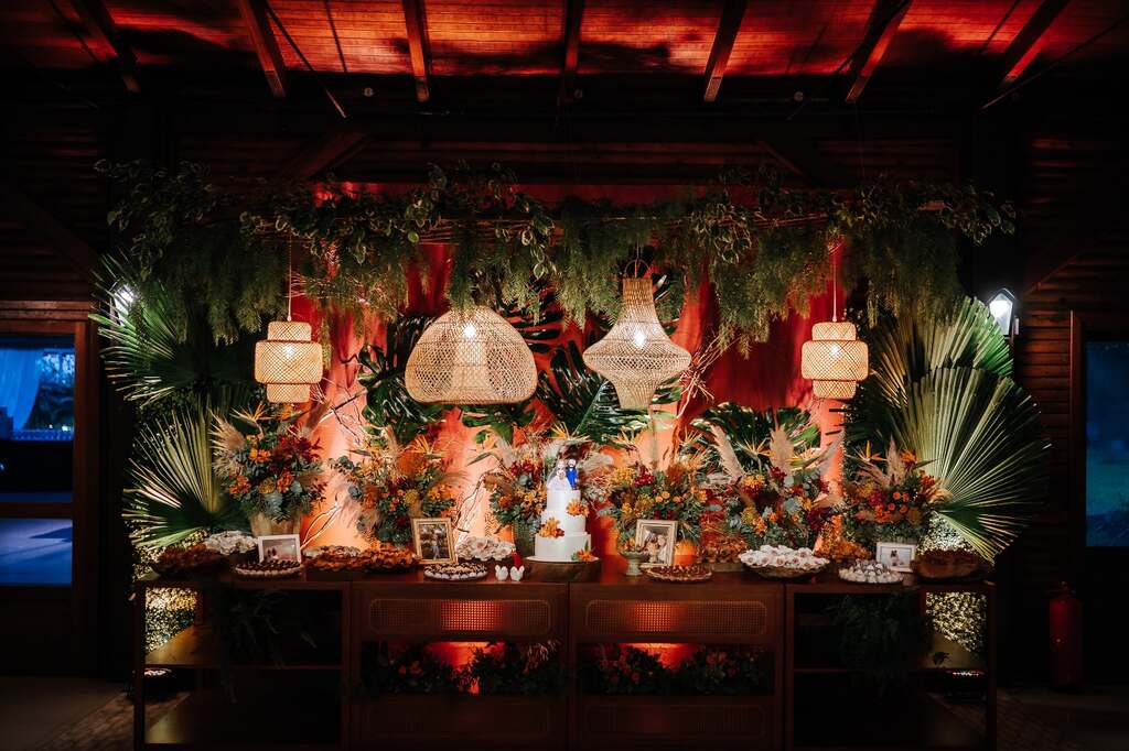 mesa com bolo de casamento