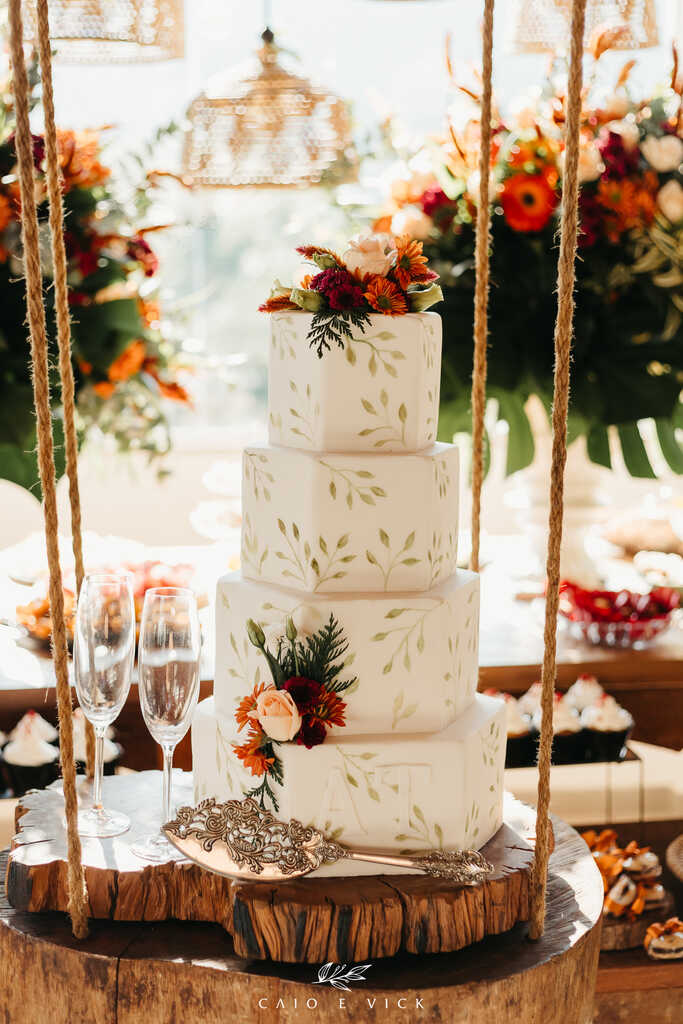 mesa do bolo com decoração de casamento rústica