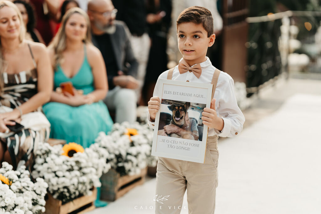 entrada do pajem com plaquinha com foto de cachorro