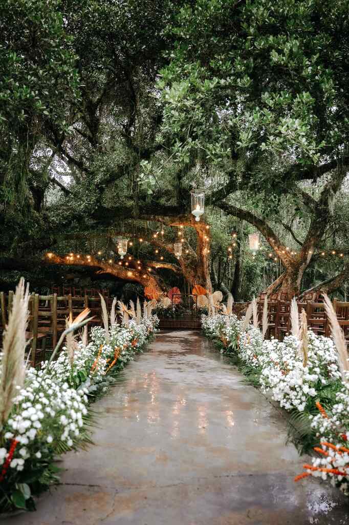 caminho para o altar com flores brancas e capim dos pampas