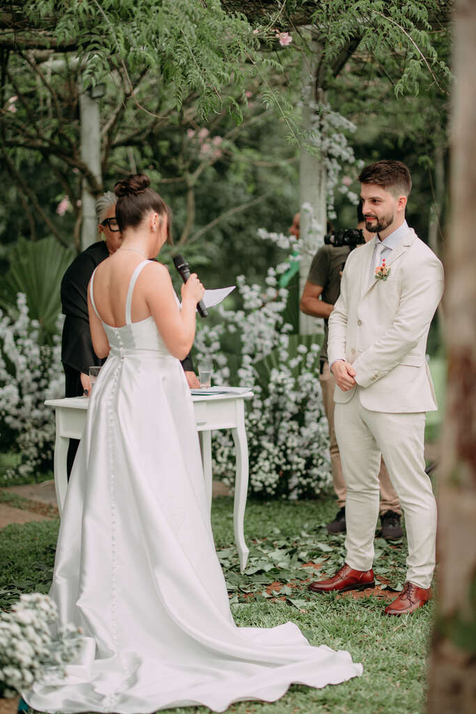 noiva lendo votos de casamento