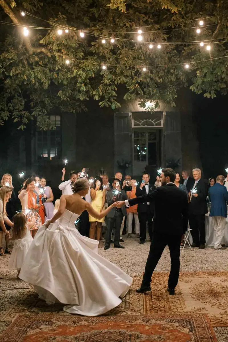 dan&ccedil;a dos noivos em casamento noturno