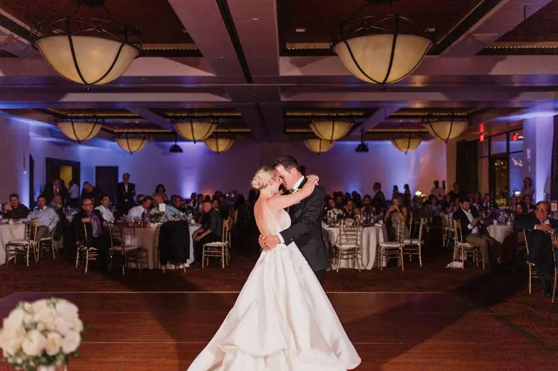 dan&ccedil;a dos noivos em sal&atilde;o