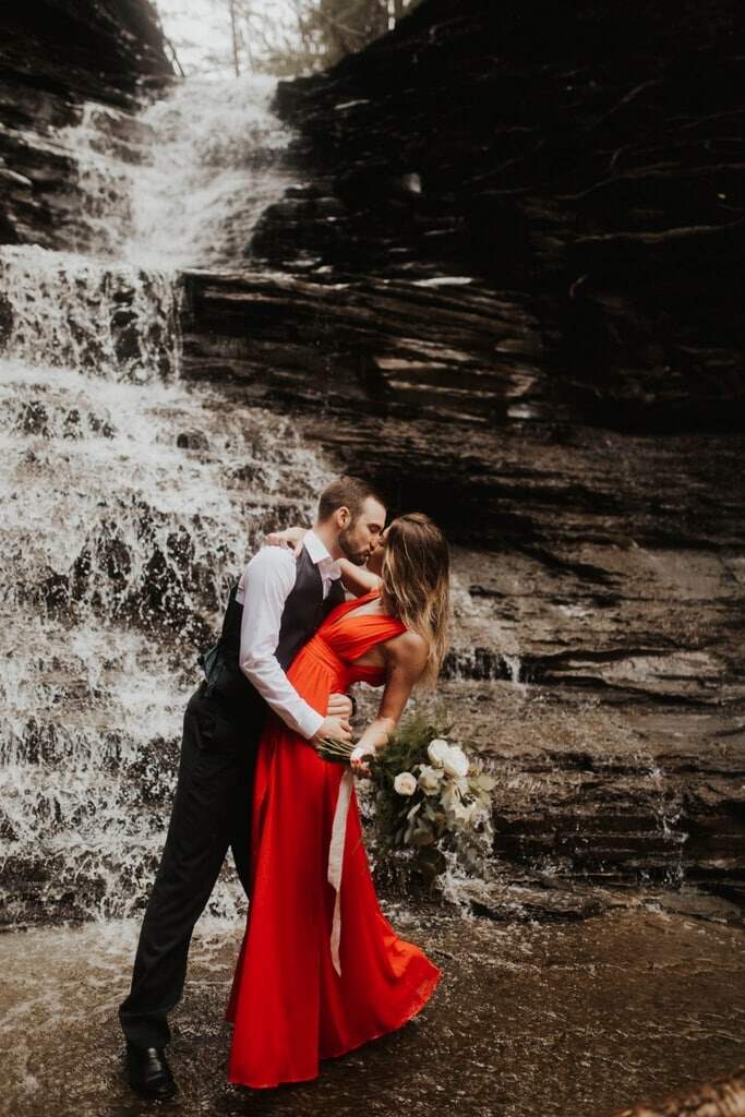 casal na frente da cachoeira