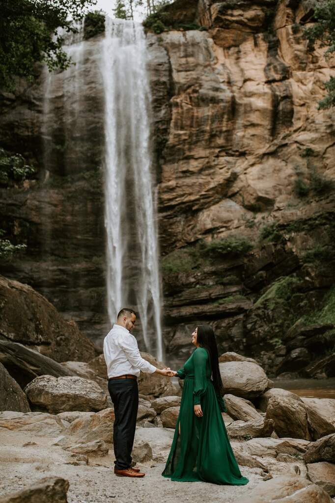 casal na frente da cachoeira