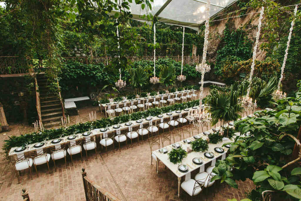 mesa imperial estilo comunitária em casamento com decoração greenery