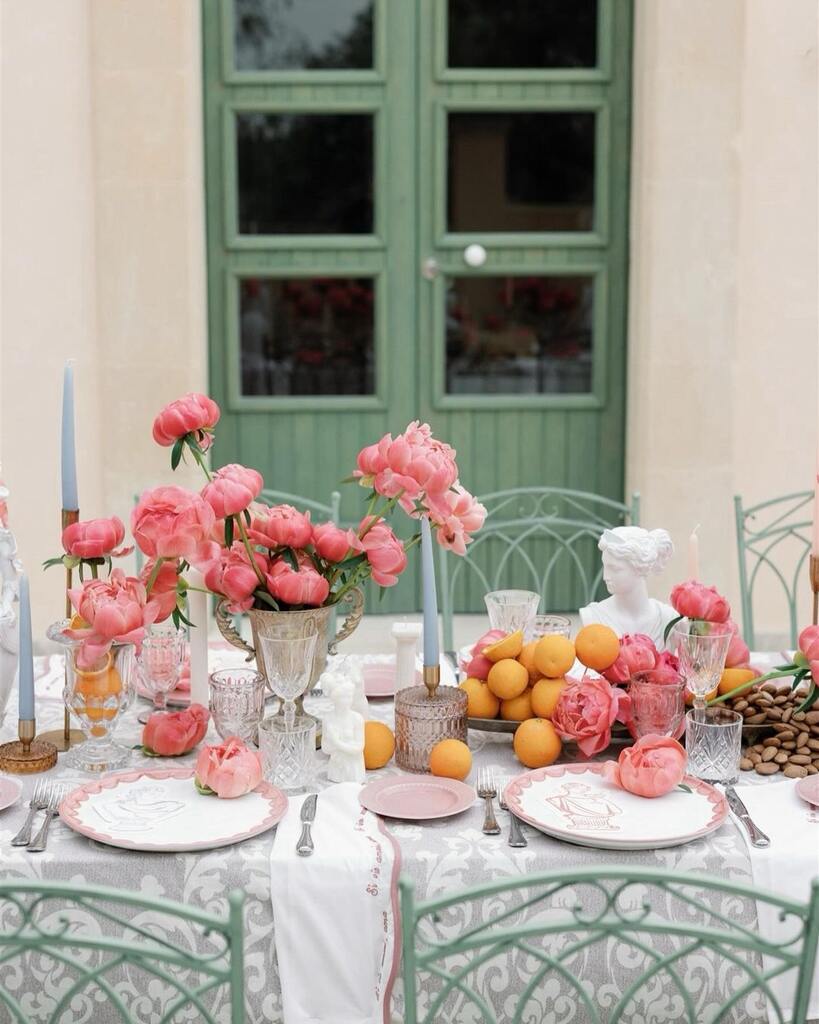 centro de mesa com flores rosas e laranjas