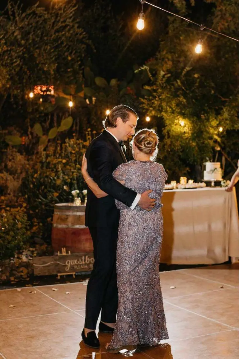 noivo dan&ccedil;ando com a m&atilde;e