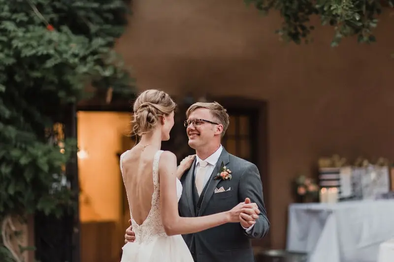 noivos felizes dan&ccedil;ando ao ar livre