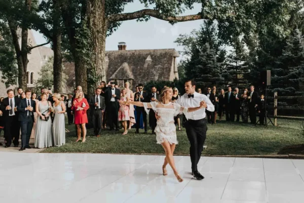 capa post: noivos mostrando passo de dança