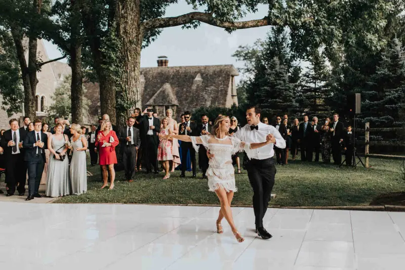 noivos mostrando passo de dan&ccedil;a