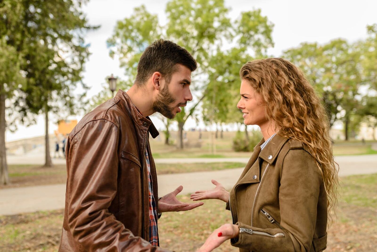 casal discutindo na praça