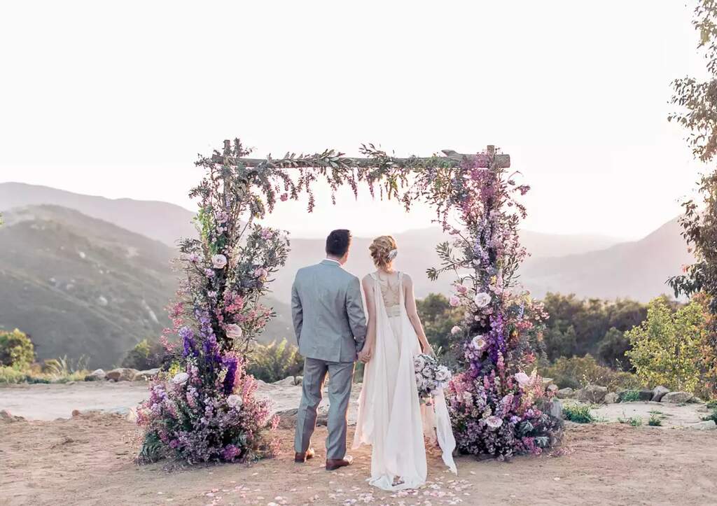 altar de casamento em tons de lilás e roxo