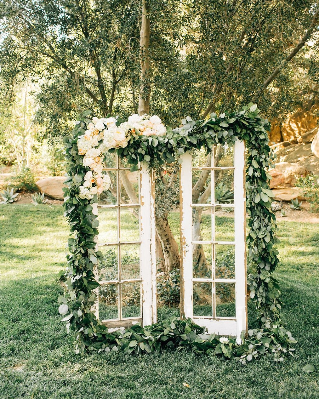 altar de casamento rústico com porta de madeira envelhecida