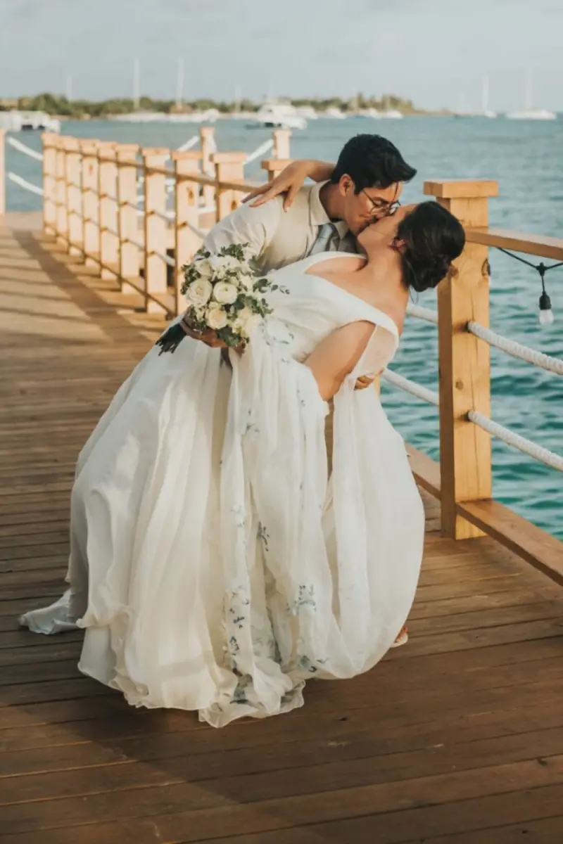 beijos dos noivos em píer