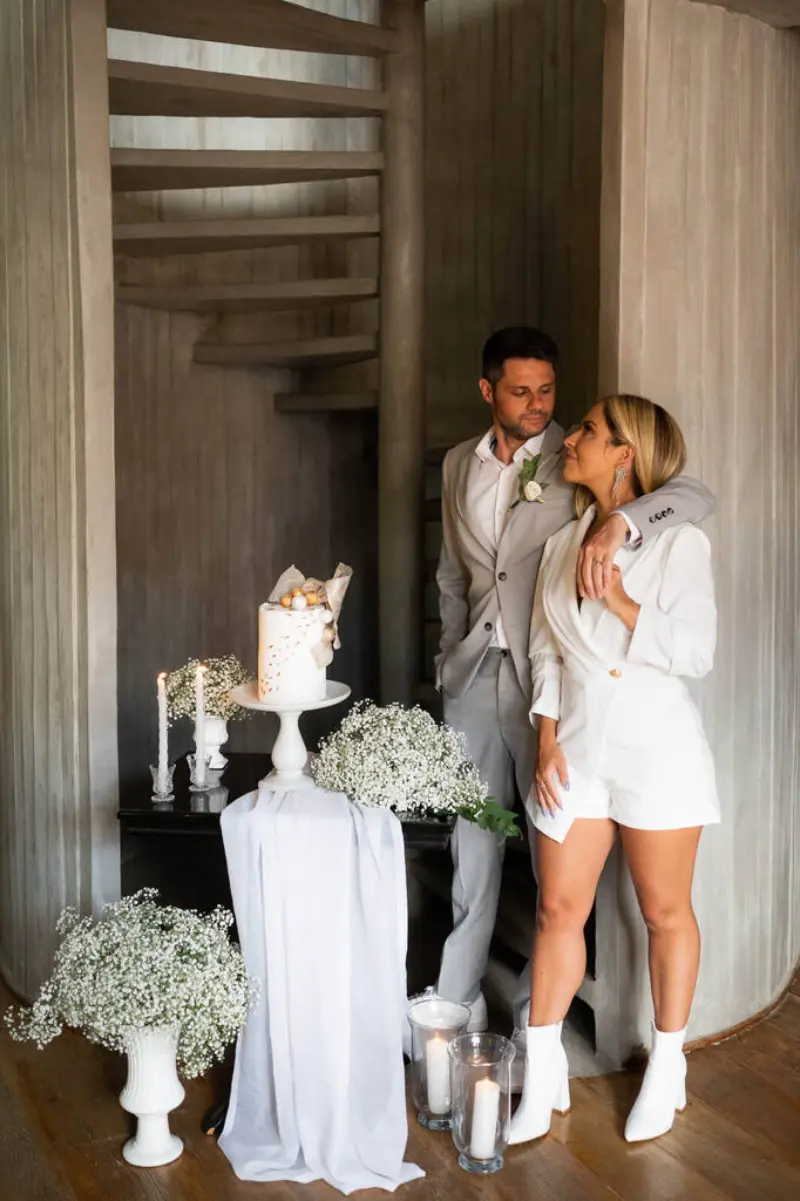 noivos em frente ao bolo de bodas de zinco