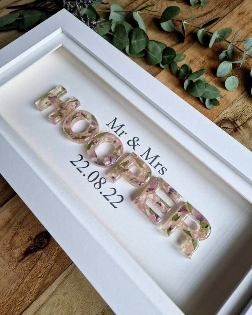 quadro com letras decoradas com flores