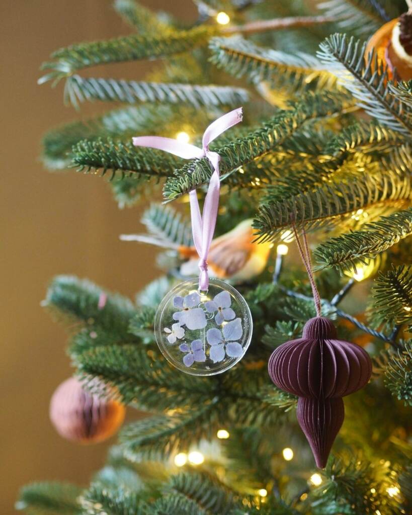 enfeite de natal com flores azuis