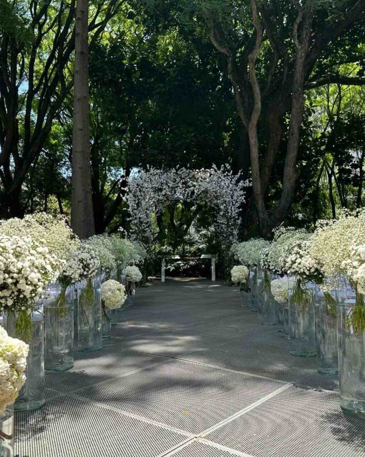 altar decorado com flores brancas