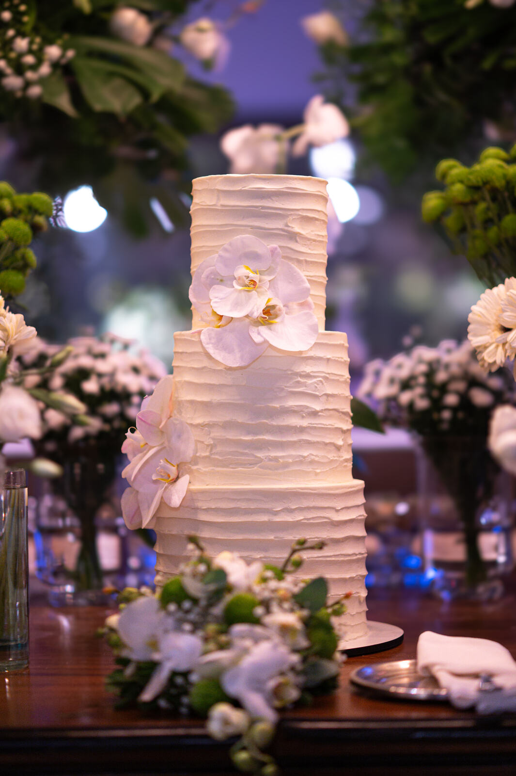 bolo de casamento com orquidea branca