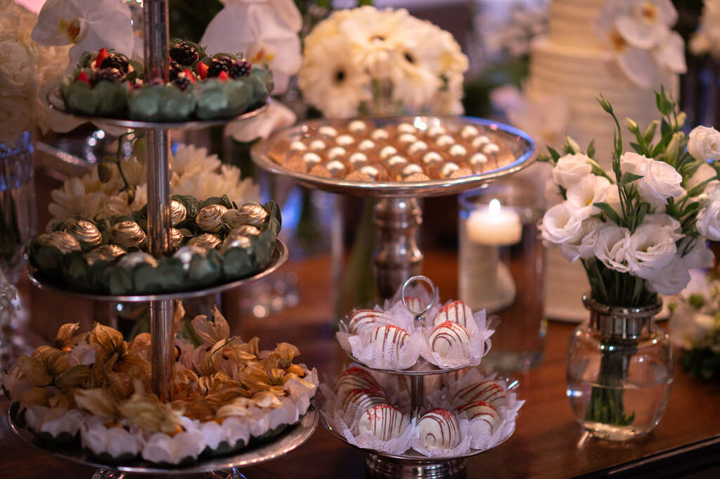 bandeja com doces de casamento