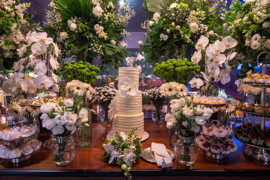 mesa com bolo de casamento