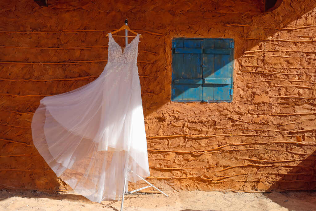 vestido de noiva na frente de casa pau a pique